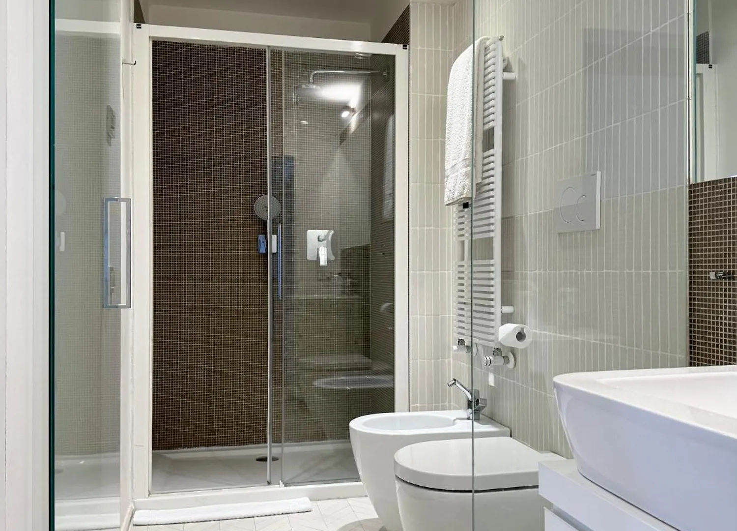 Venice Central Luxury Suite ~ Jacuzzi + Patio A/C Apartment