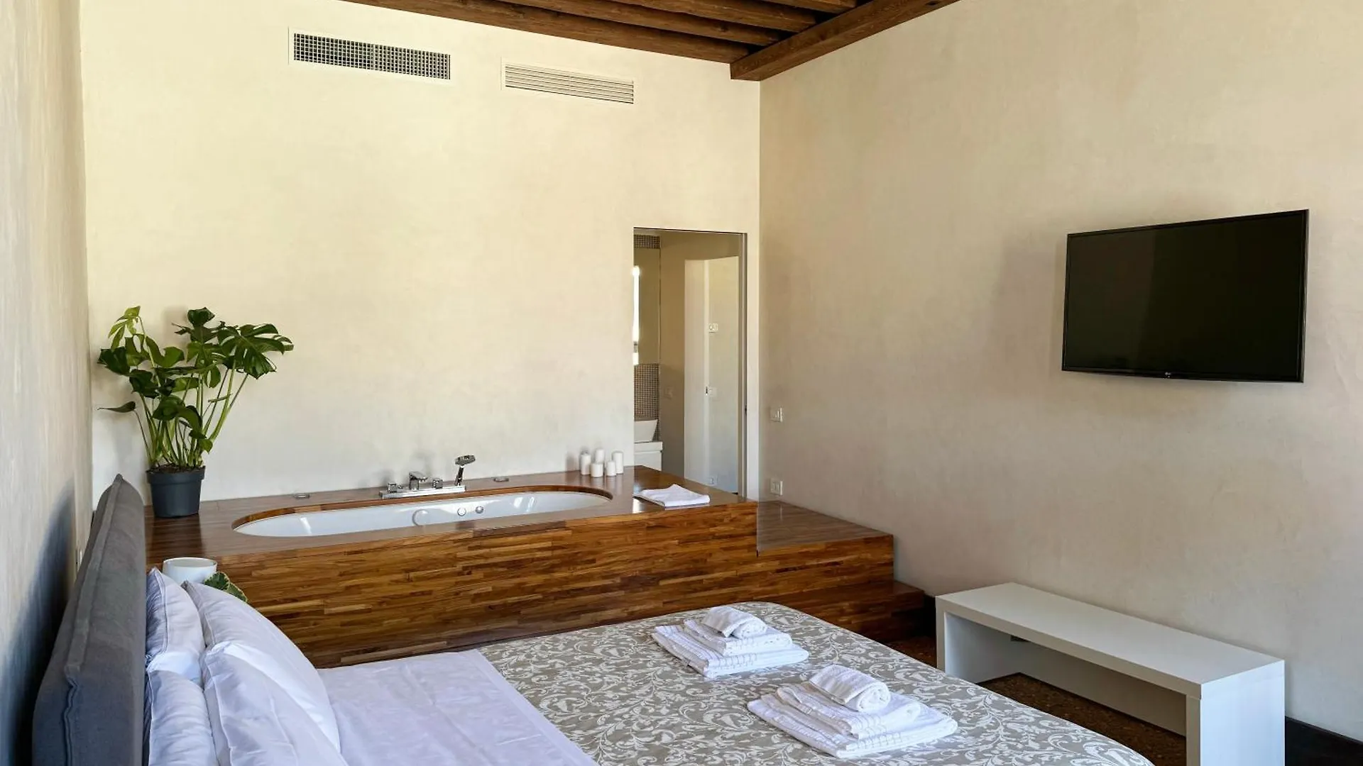 Venice Central Luxury Suite ~ Jacuzzi + Patio A/C Apartment
