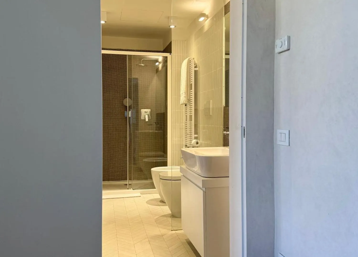 Venice Central Luxury Suite ~ Jacuzzi + Patio A/C