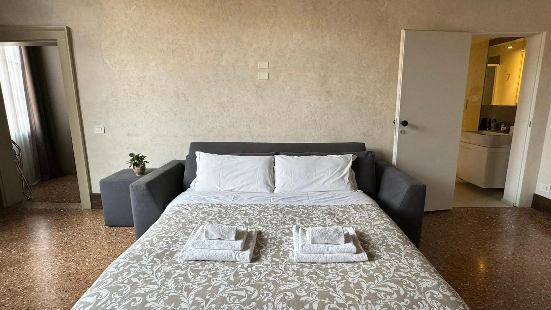Venice Central Luxury Suite ~ Jacuzzi + Patio A/C Italy