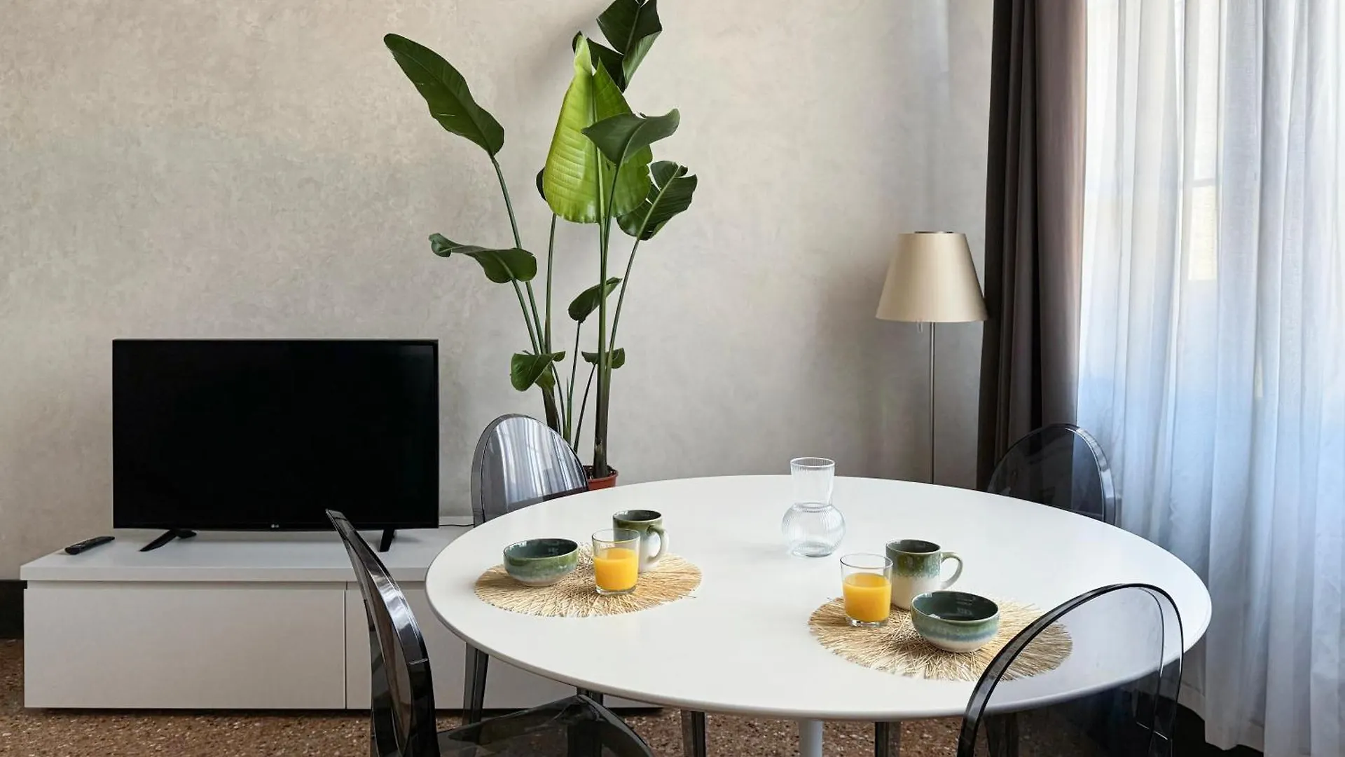 Venice Central Luxury Suite ~ Jacuzzi + Patio A/C
