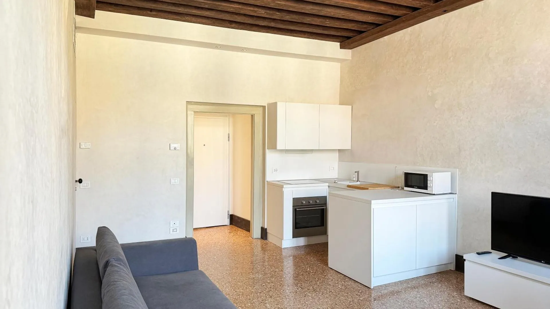 Venice Central Luxury Suite ~ Jacuzzi + Patio A/C
