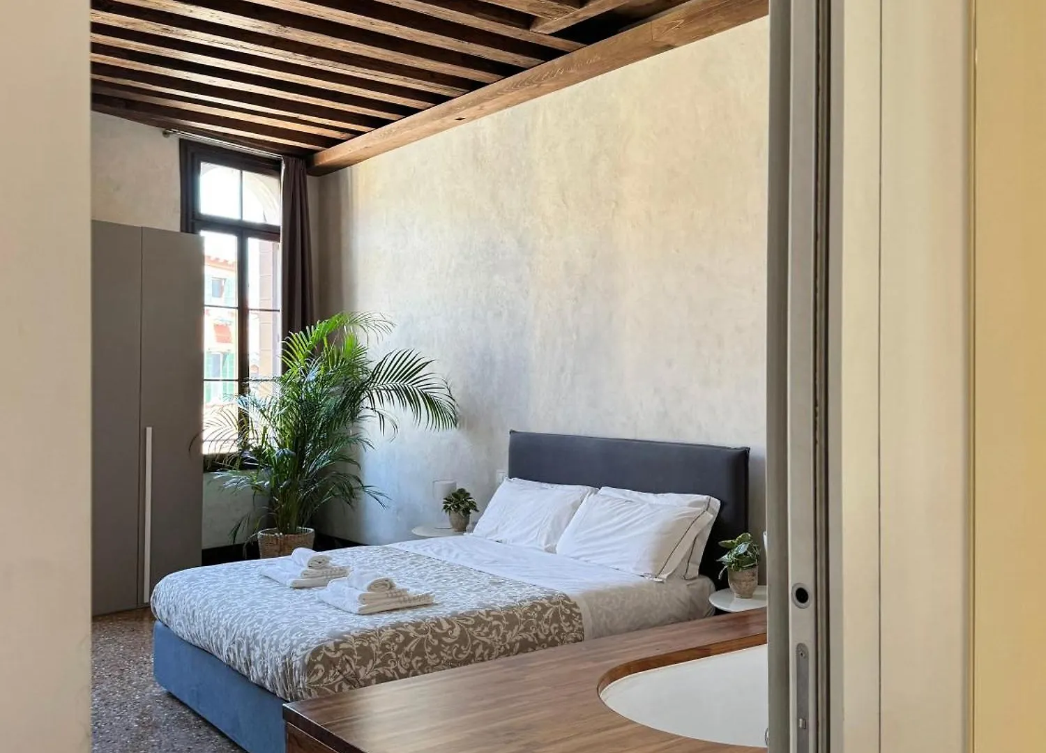 Venice Central Luxury Suite ~ Jacuzzi + Patio A/C