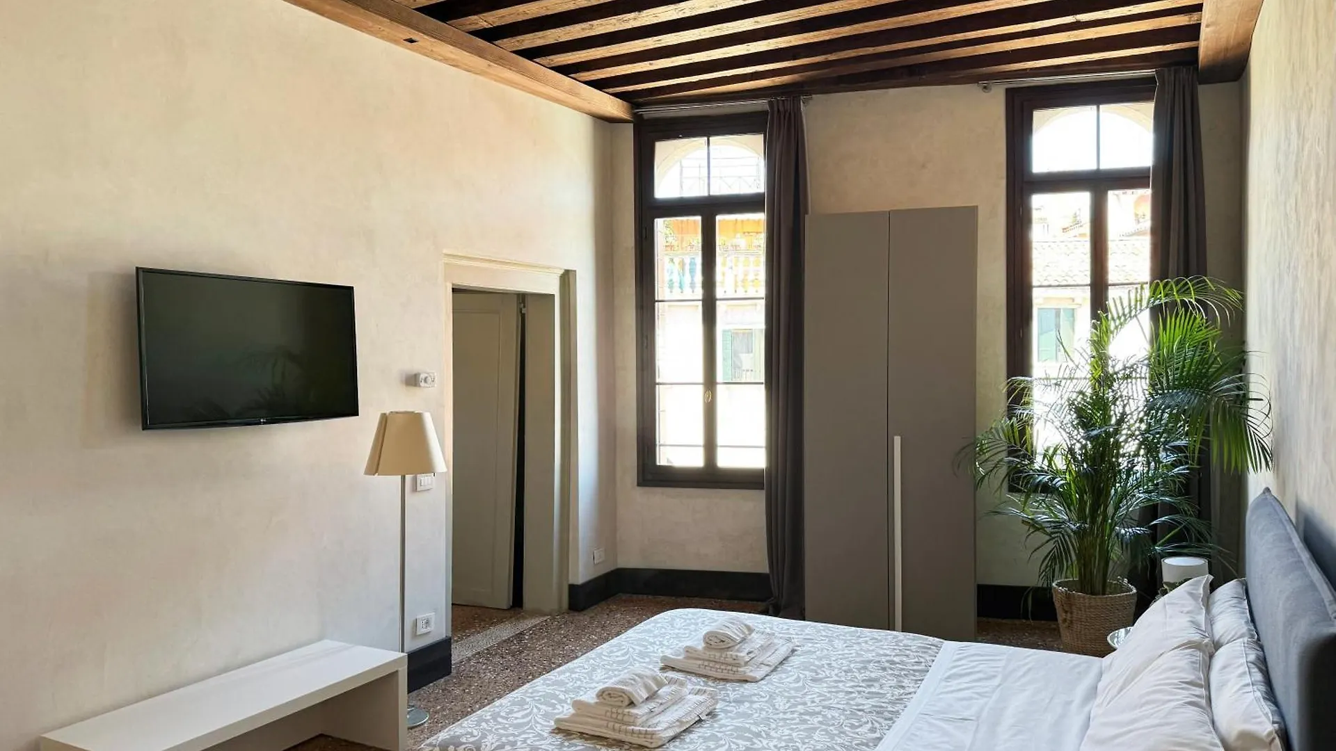 Apartment Venice Central Luxury Suite ~ Jacuzzi + Patio A/C
