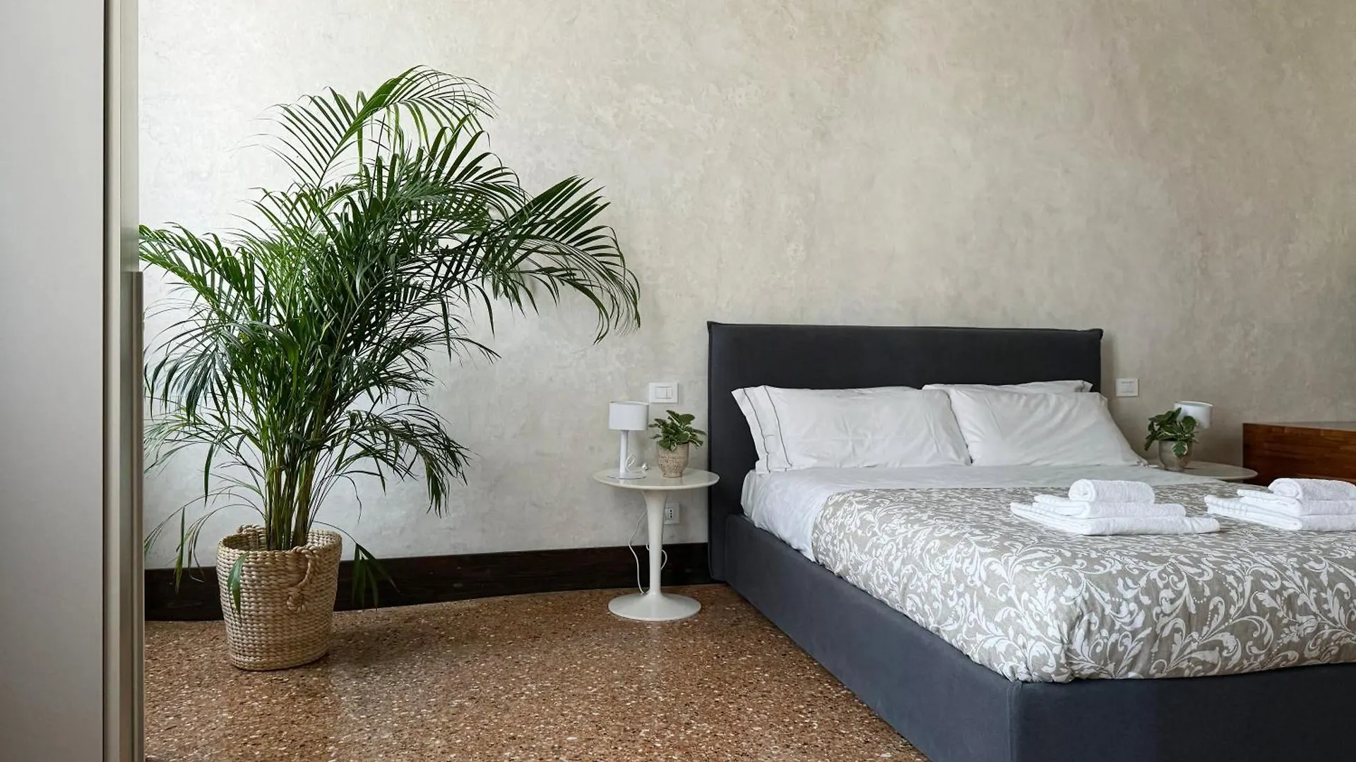 Apartment Venice Central Luxury Suite ~ Jacuzzi + Patio A/C