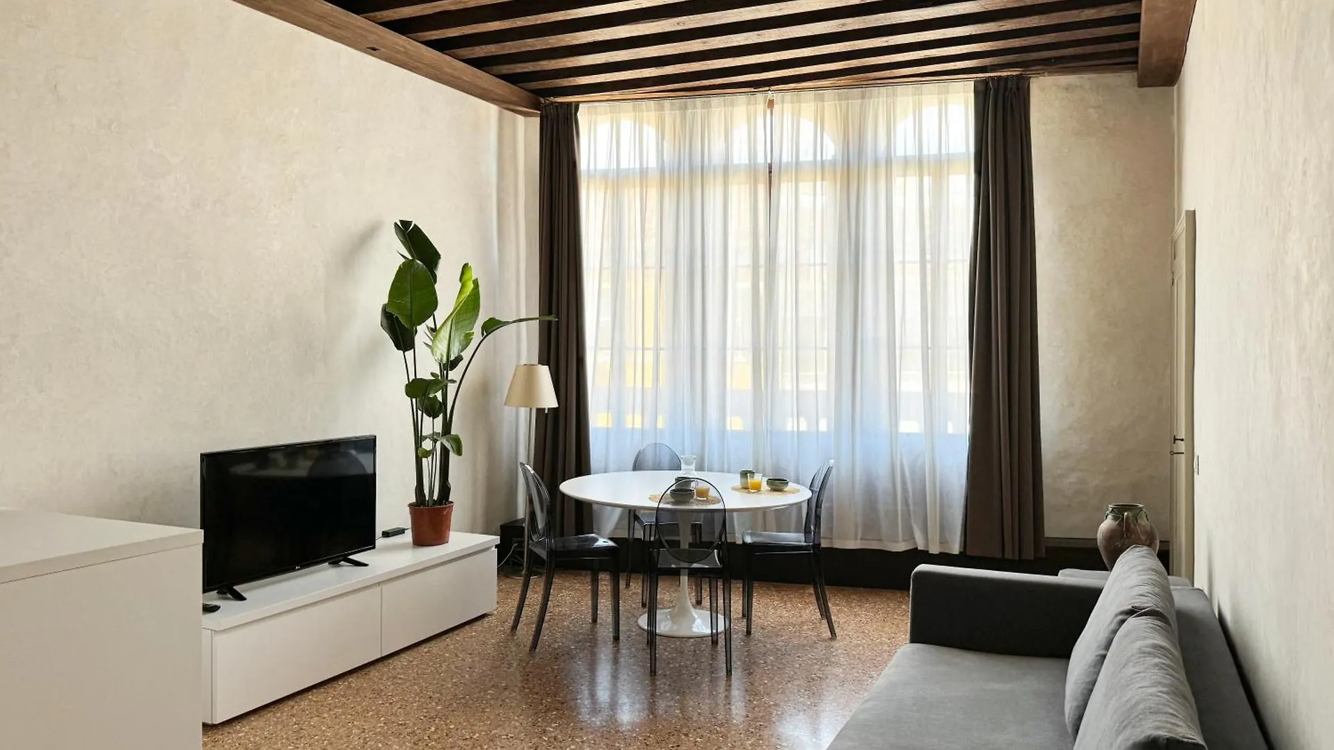 Venice Central Luxury Suite ~ Jacuzzi + Patio A/C 0*,  Italy