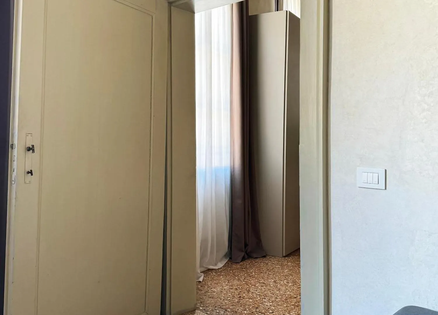 Venice Central Luxury Suite ~ Jacuzzi + Patio A/C Apartment