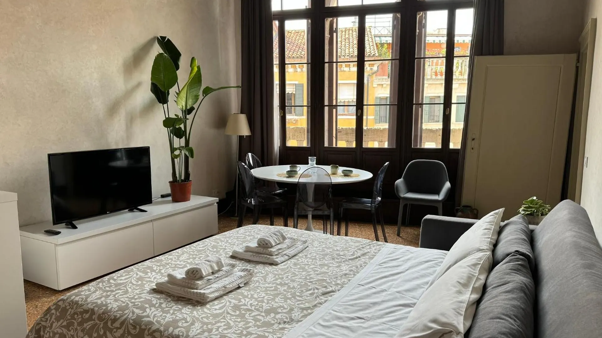 Apartment Venice Central Luxury Suite ~ Jacuzzi + Patio A/C