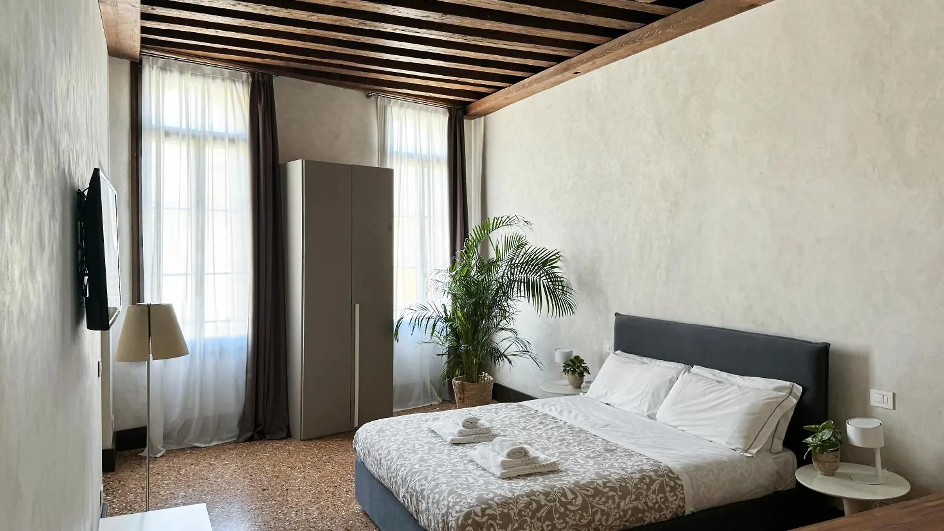 Venice Central Luxury Suite ~ Jacuzzi + Patio A/C 0*,