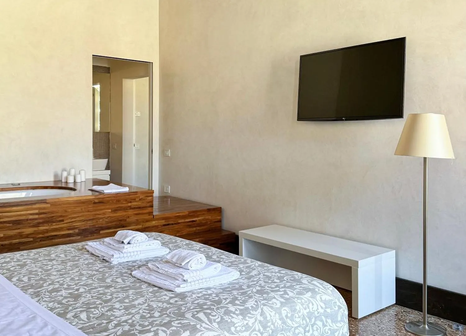 Venice Central Luxury Suite ~ Jacuzzi + Patio A/C