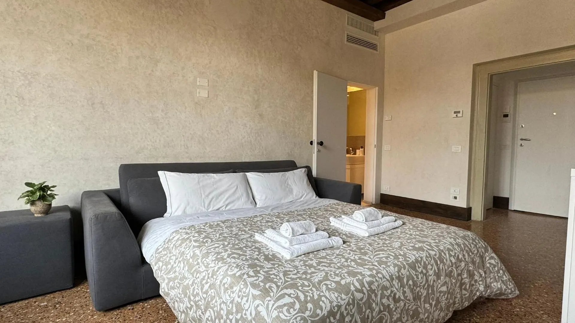 Venice Central Luxury Suite ~ Jacuzzi + Patio A/C Apartment